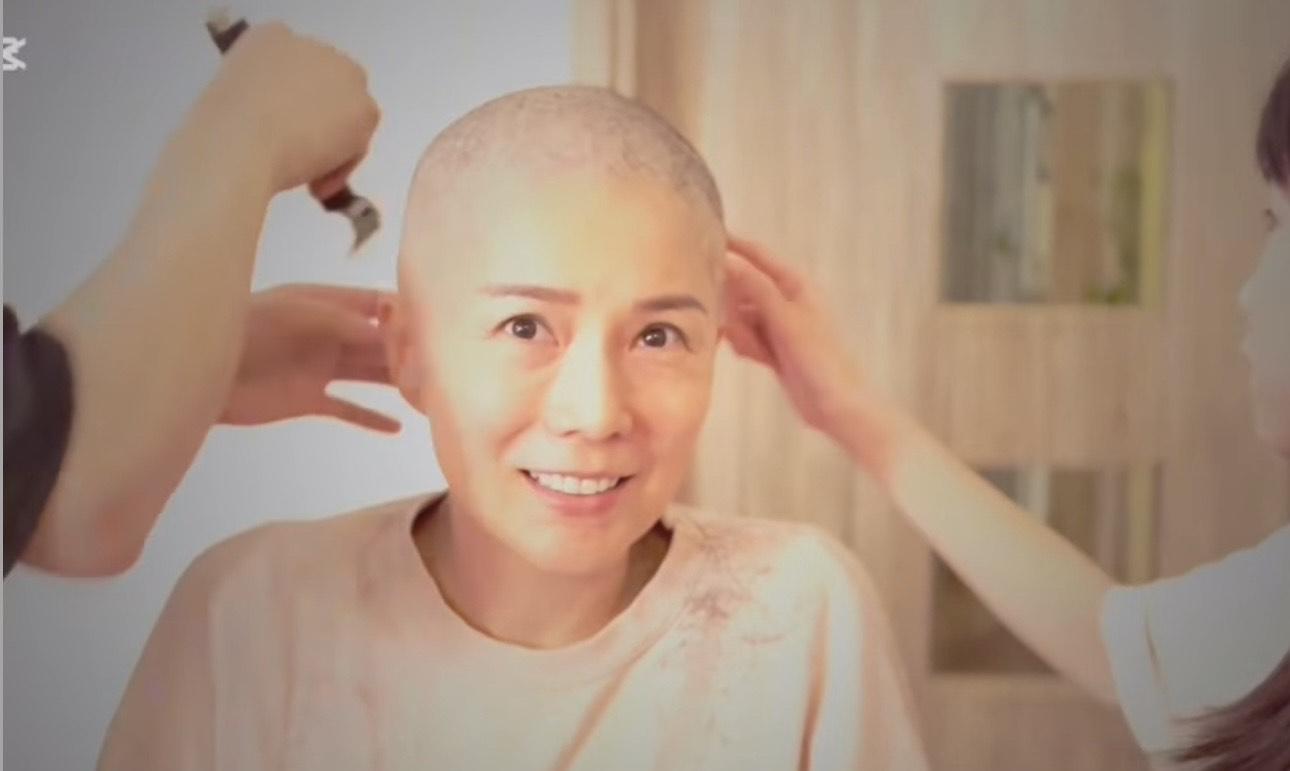 吳文忻前天才分享女兒幫她剃光頭的片段。