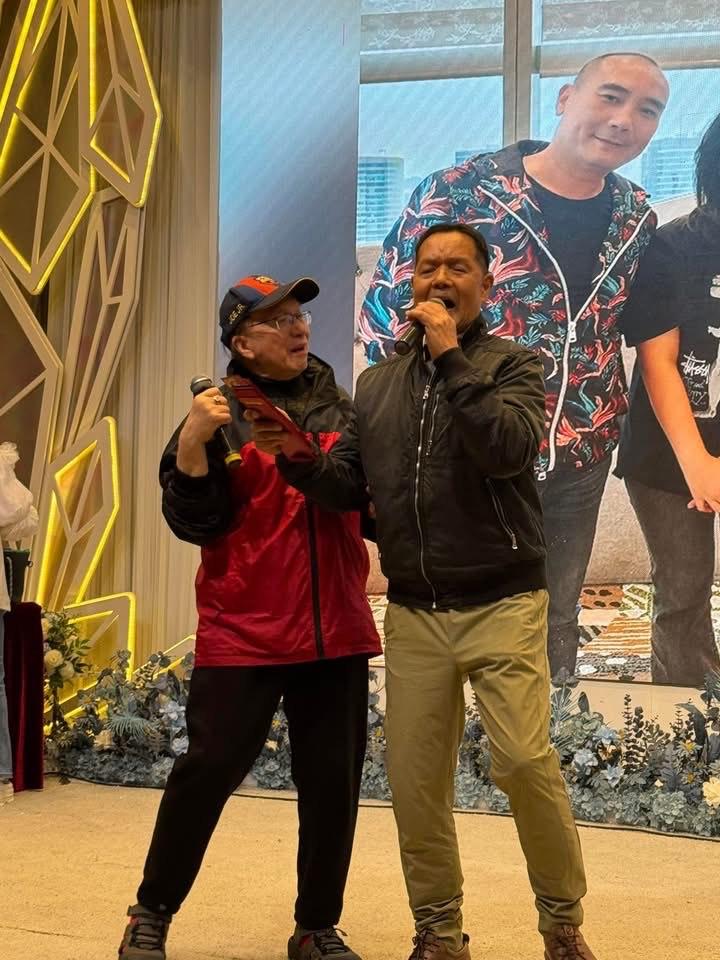 吳大強和Joe Junior 上台獻唱。
