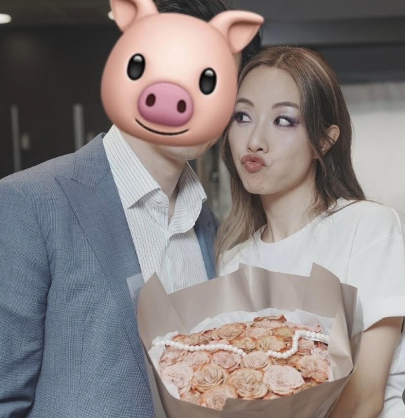 Stephy 早前公開與男友頭貼頭的親密合照,不過就以「豬豬」表情貼圖遮樣。