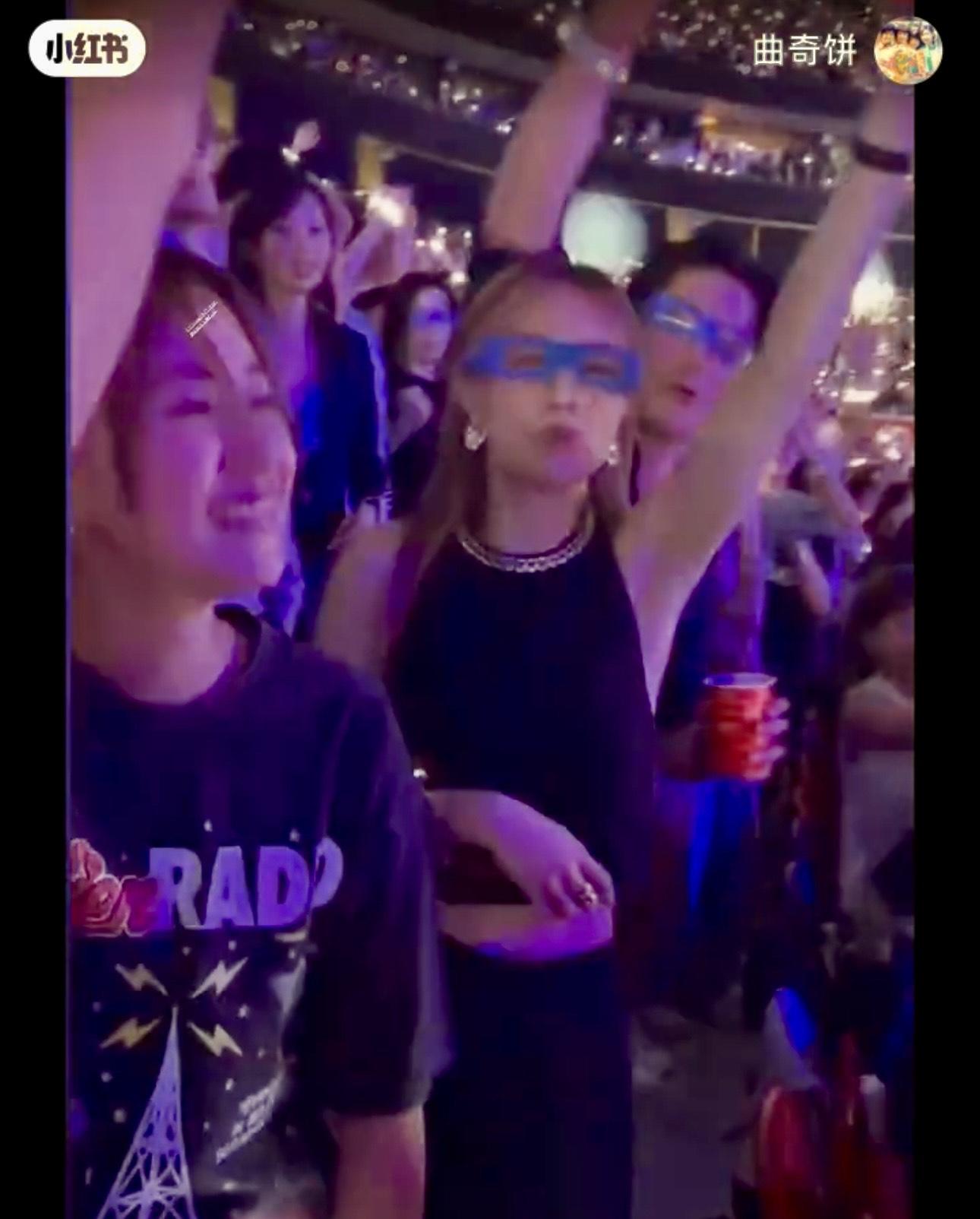 四人相當興奮,並跟住音樂跳唱。