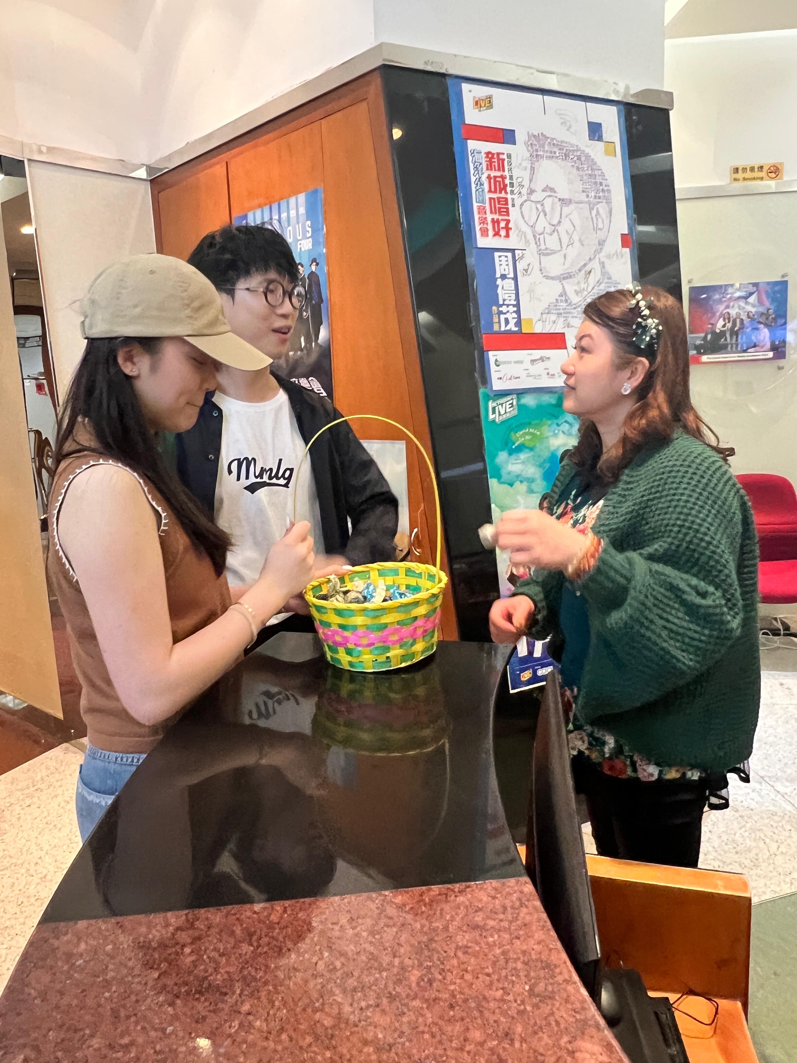 姚焯菲和林智樂昨天到新城廣播大派復活節朱古力,人人有份。