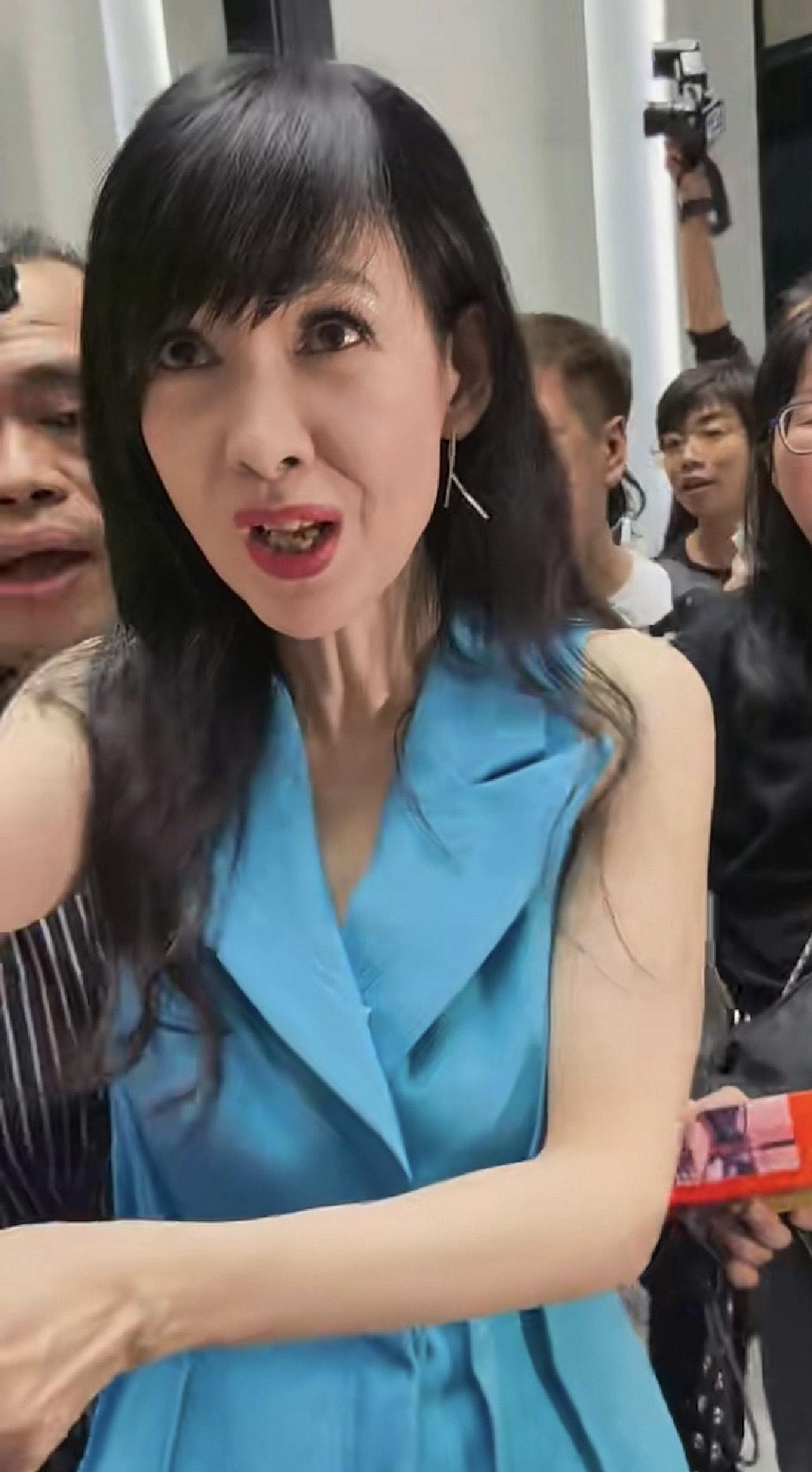 周慧敏親民與粉絲互動。