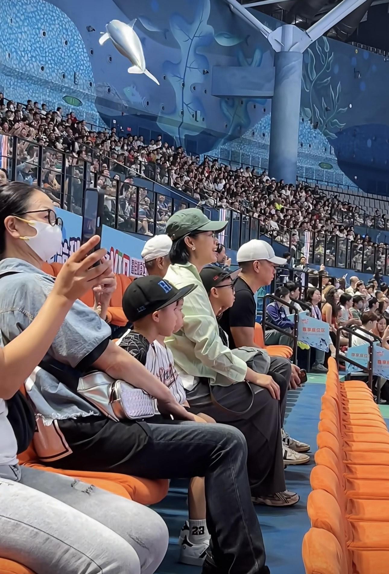 坐在最邊的李乘德則木無表情,一臉疲憊,似乎不太投入。