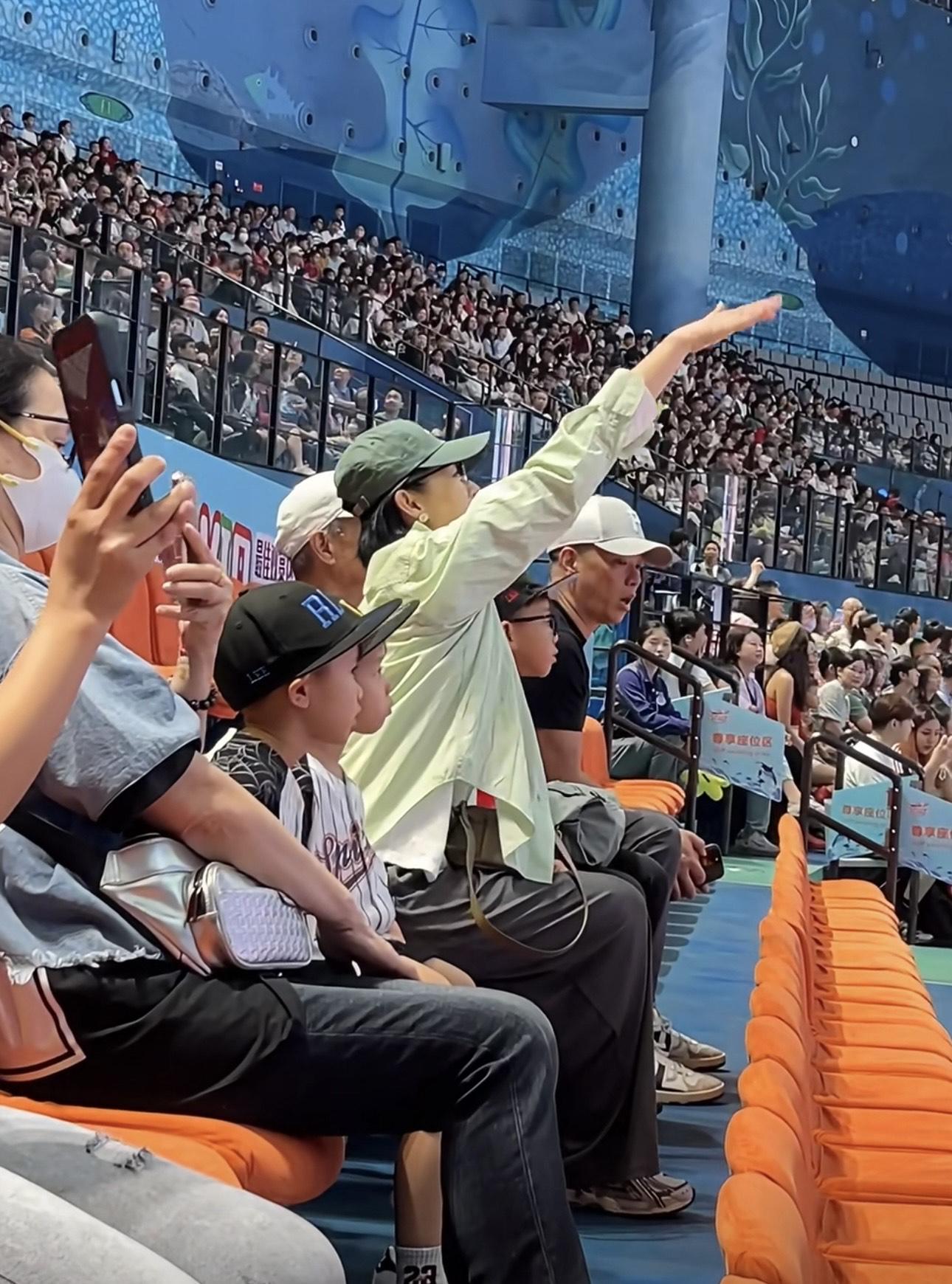 這是李乘德攬女風波後,首次一家人同框的合照。