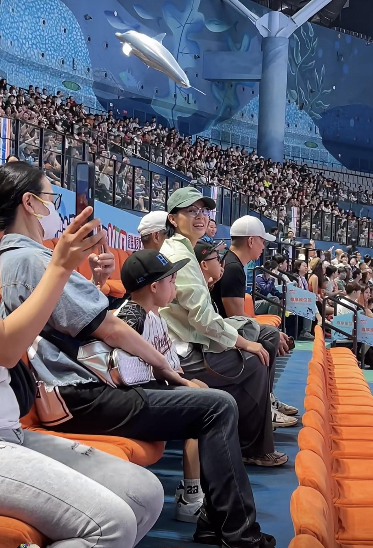 有網民在社交網捕獲杏兒一家到長隆飛船樂園。