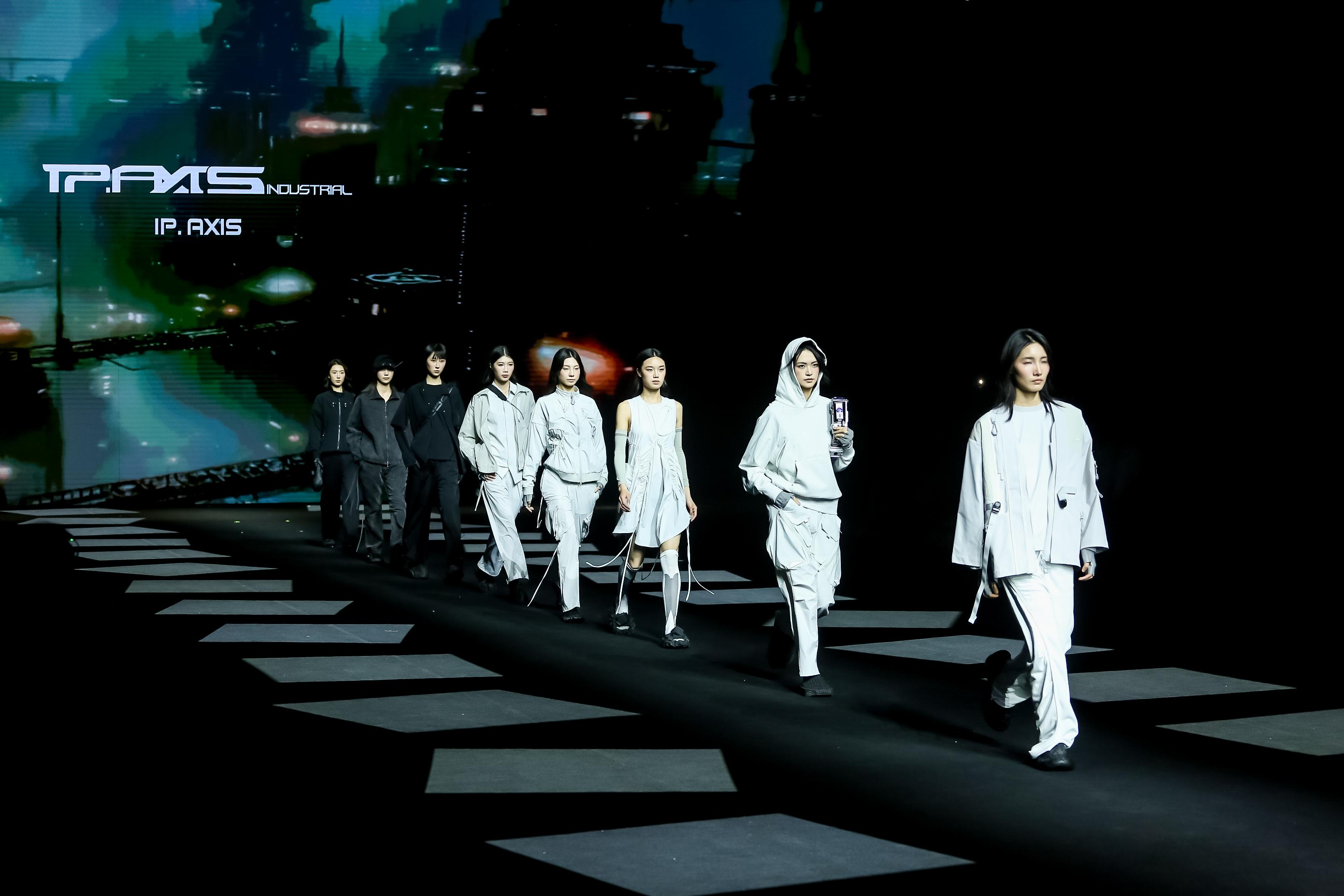 IP AXIS INDUSTRIAL STUDIO 以功能性設計為核心,致力將未來主義科幻美學融入新一代服裝中。