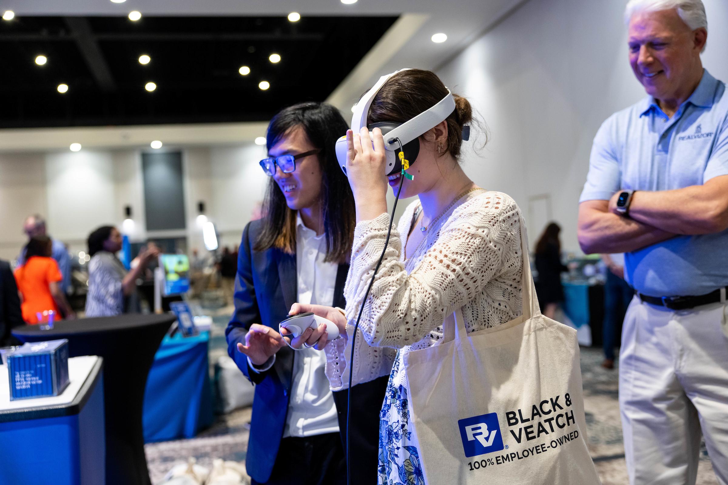 「XRCC - 延展實境創作套件」獲頒「娛樂設計與體驗」類別銀獎,它是一款跨平台延展實境 (XR)創作軟件,簡化延展實境的創建,讓使用者能輕鬆地創作專業培訓及體驗式學習等動態教 材。