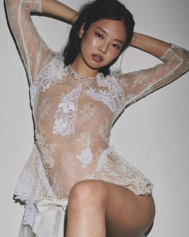 僅穿白色喱士上衣的Jennie,擺出撩人性感姿勢,完全沒有偶像包袱。