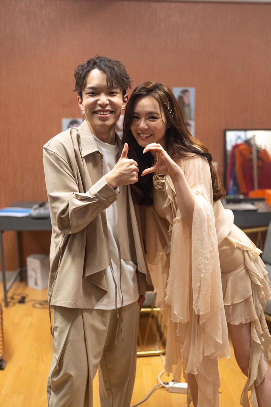 Jess笑著講述《眼淚太淺》拍攝過程中,演員們休息時互動的搞笑瞬間。