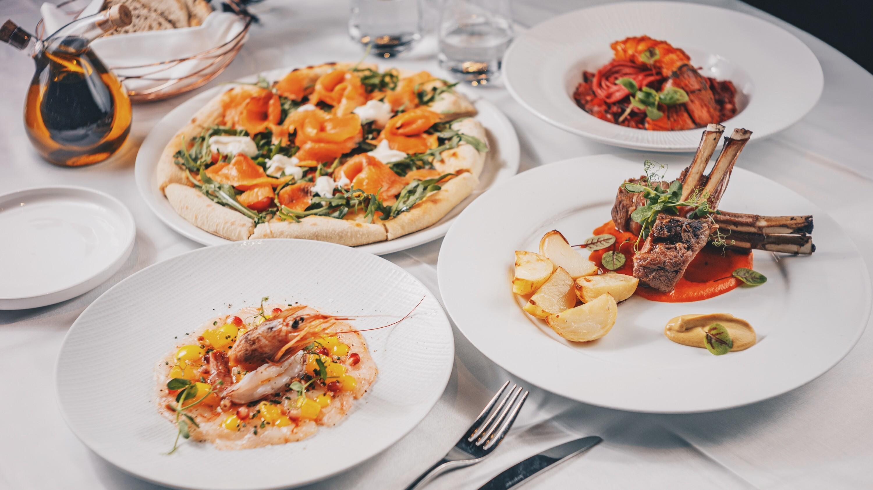 意式餐廳 JOIA 讓每道佳餚都散發出地道意大利風情。前菜以清新開胃的西西里紅蝦刺身薄片為主 角,讓人胃口大開。值得一試的主菜包括慢煮波士頓龍蝦紅菜頭寬麵,以細滑的意粉搭配鮮甜的龍 蝦及紅菜頭,層次豐富又創意十足。煙三文魚薄餅則選用香滑三文魚配以濃郁白醬,搭配薄脆餅 底,完美平衡每一口的美味。壓軸的草飼羊架搭配烤馬鈴薯,佐以芥末醬及紅椒醬,細膩的味道讓 人回味無窮。