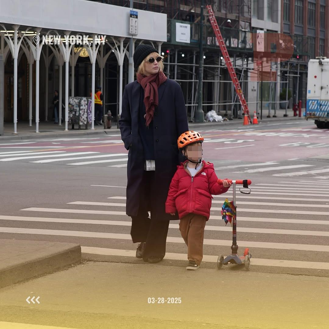 珍妮花羅倫絲早前被拍到陪伴3歲兒子出外玩滑板車。(網上圖片)