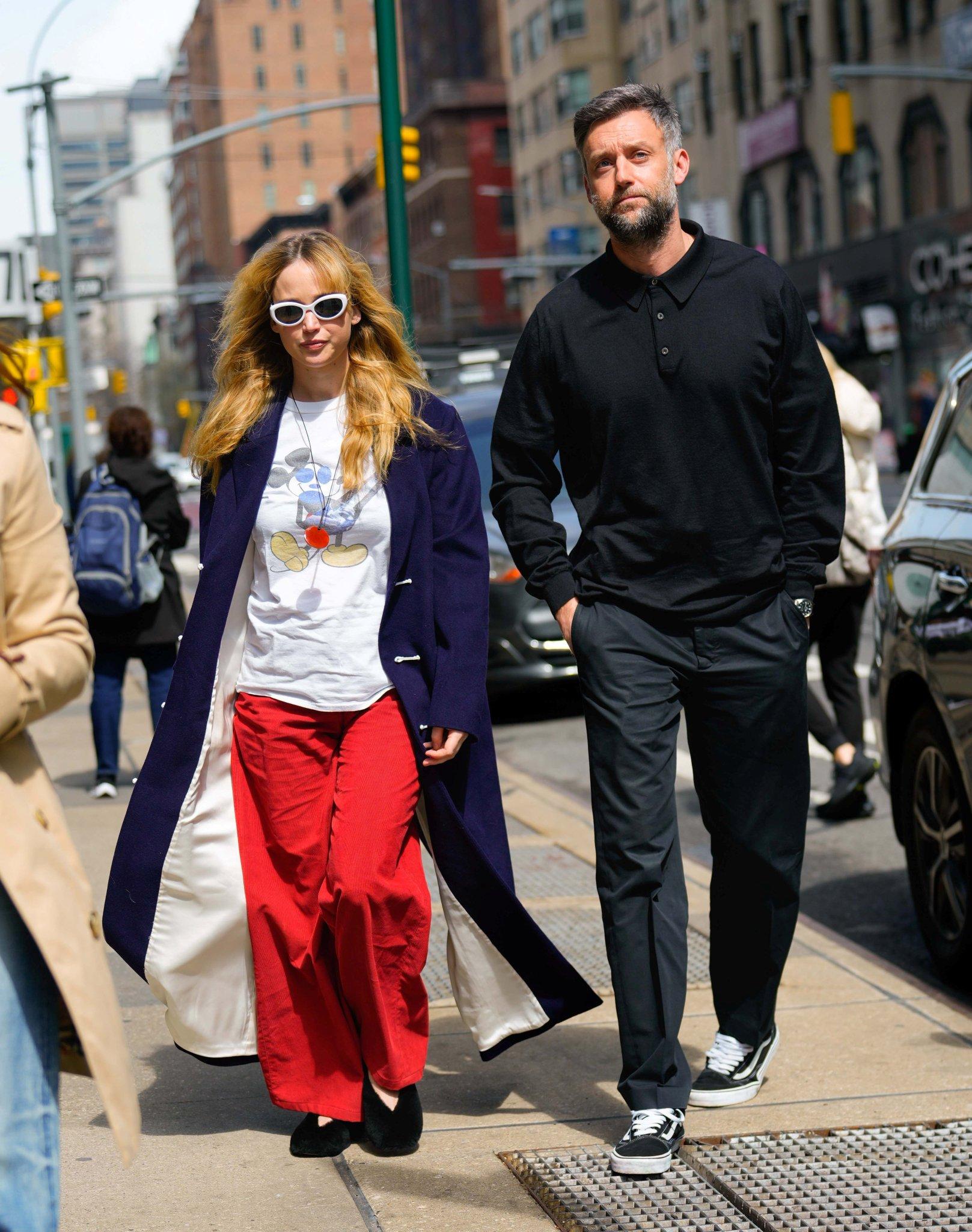 珍妮花羅倫絲的丈夫Cooke Maroney,陪伴愛妻在紐約街頭散步。(網上圖片)