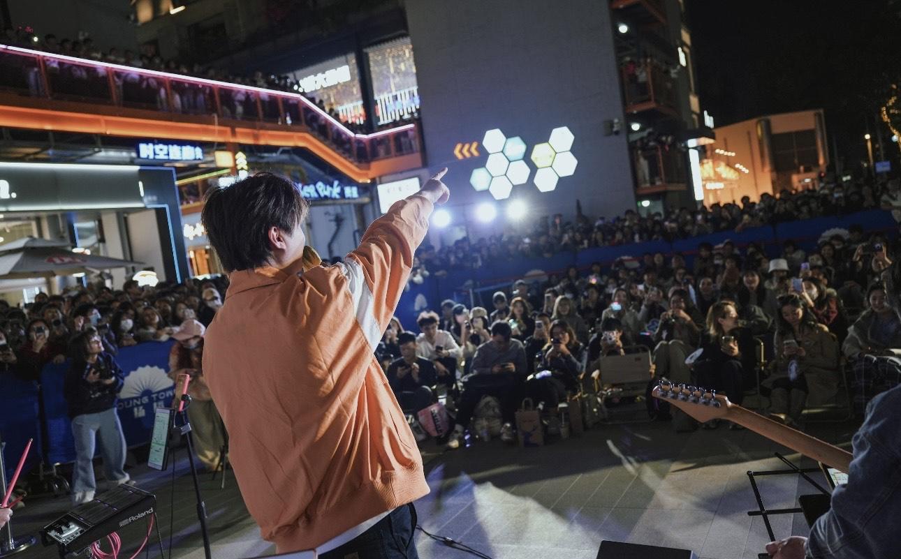 小型的Busking千人逼爆廣場 。