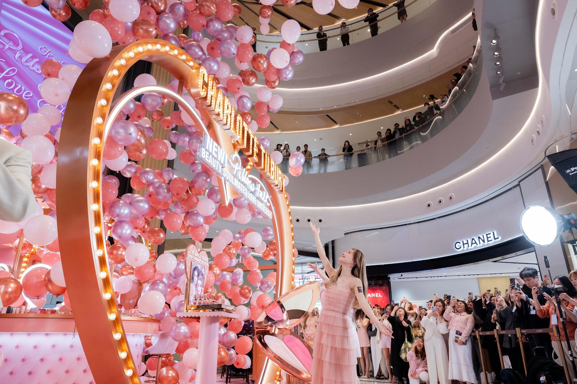 Charlotte Tilbury「PILLOW TALK HOUSE OF LOVE」限定店開幕當日,特別請來Stephy鄧麗欣及Cloud雲浩影出席,更安排在商場天花放數百個氣球,兩位女神玩得非常開心。