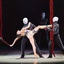 以輕柔舞姿,勾勒出頑強的烈女子。(作者提供)