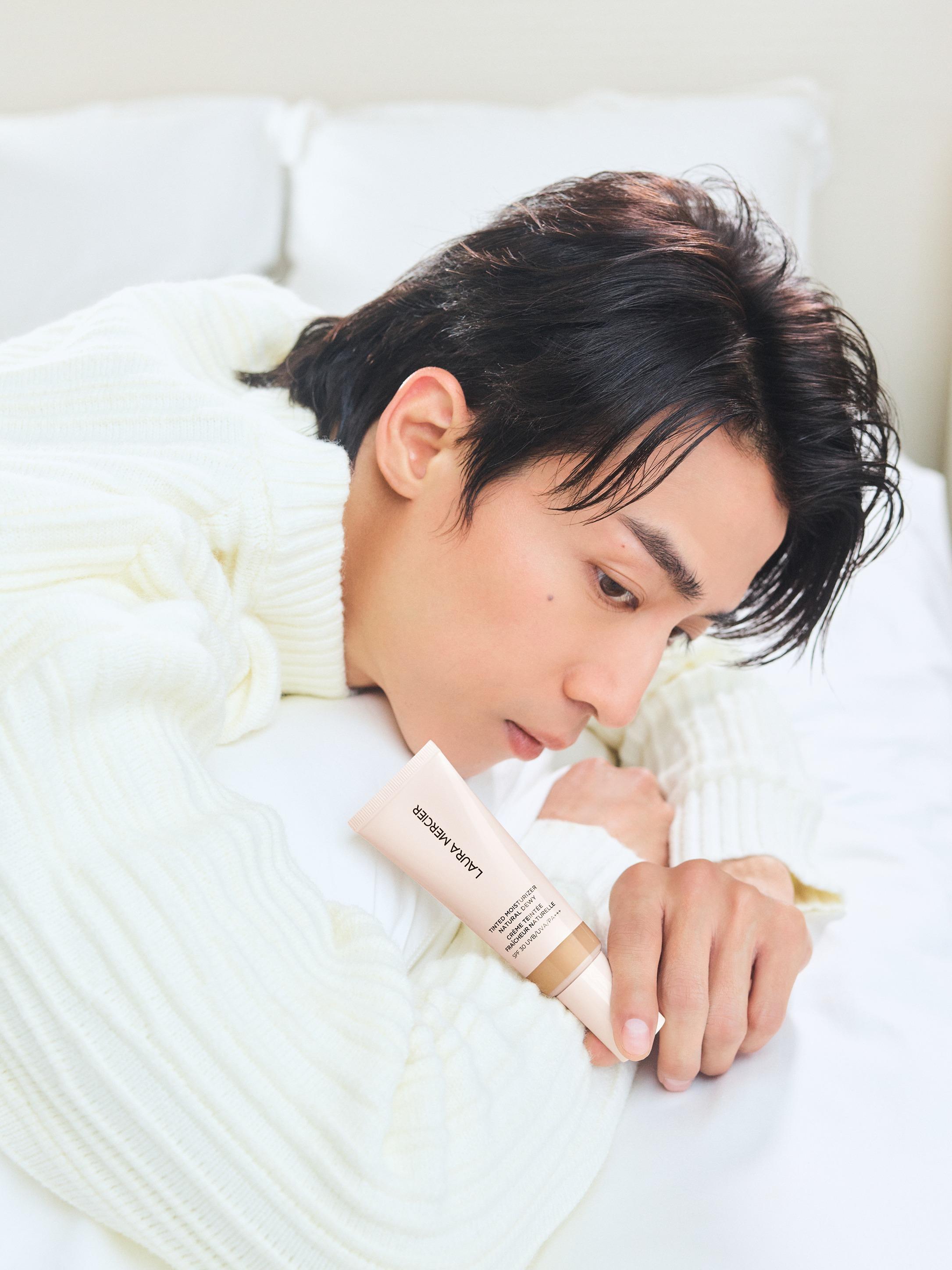 Anson Kong大讚Laura Mercier最新的水光修護輕粉底霜。