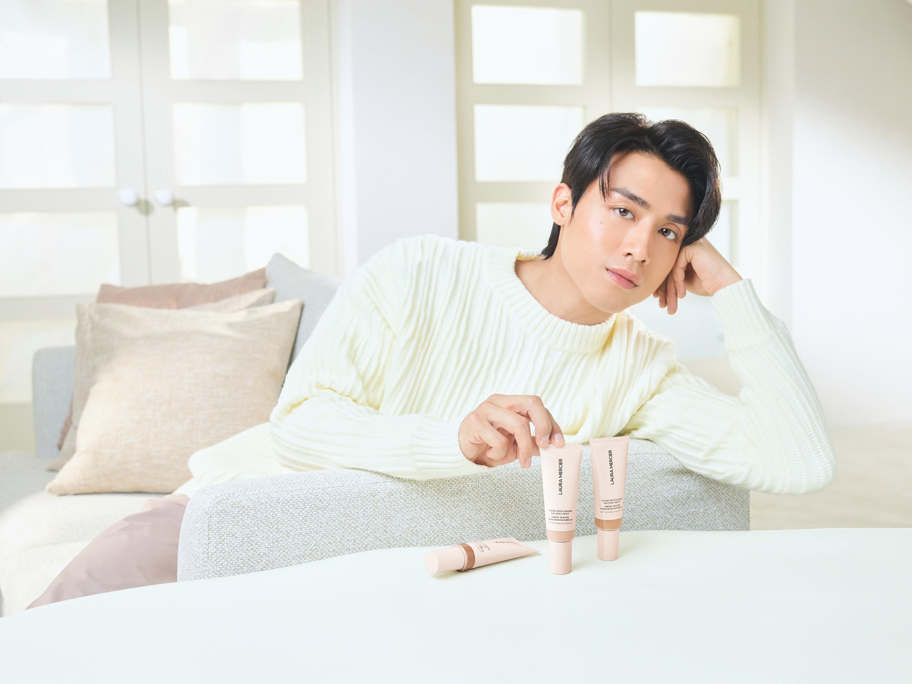 Anson Kong大讚Laura Mercier最新的水光修護輕粉底霜。