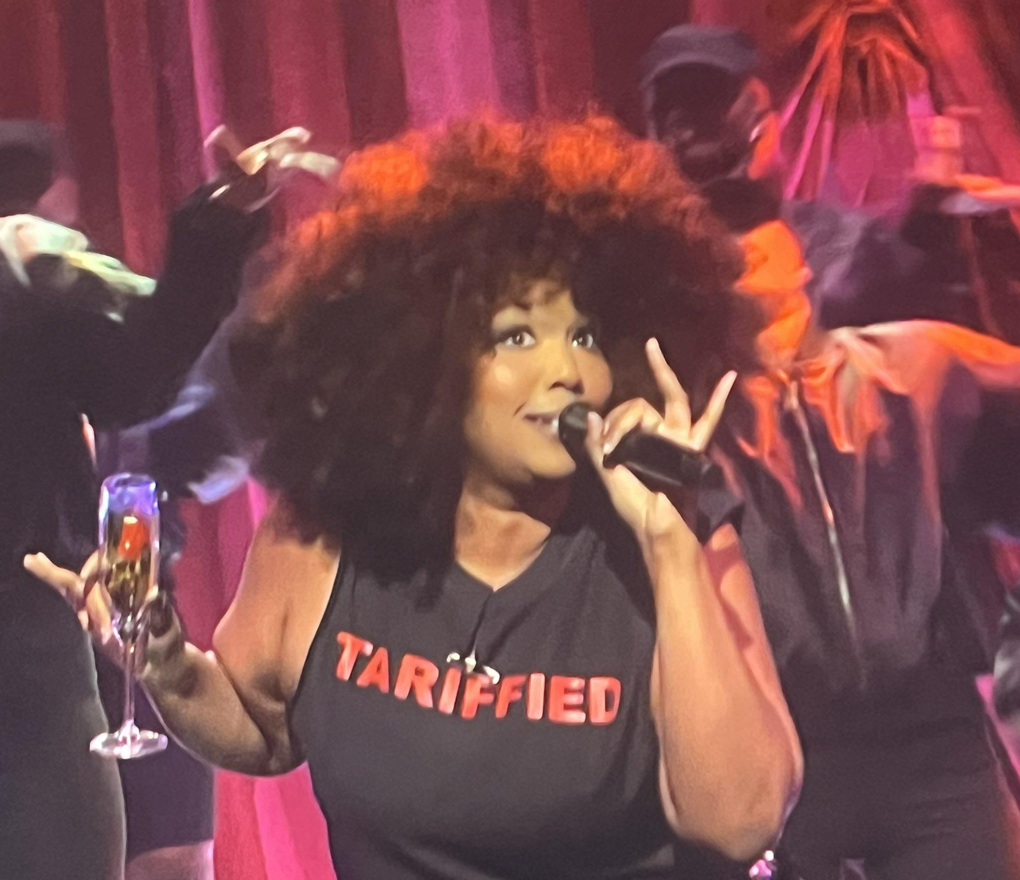 Lizzo著上印有TARIFFIED一字的口號Tee上,《SNL》宣傳表演。