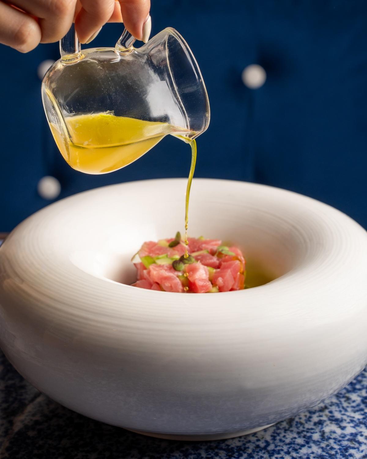 吞拿魚他他($168)配上青瓜、經過一晚過濾的清澈番茄水,綴上以薄荷、歐芹及羅勒特製的香草油調味,清新開胃。