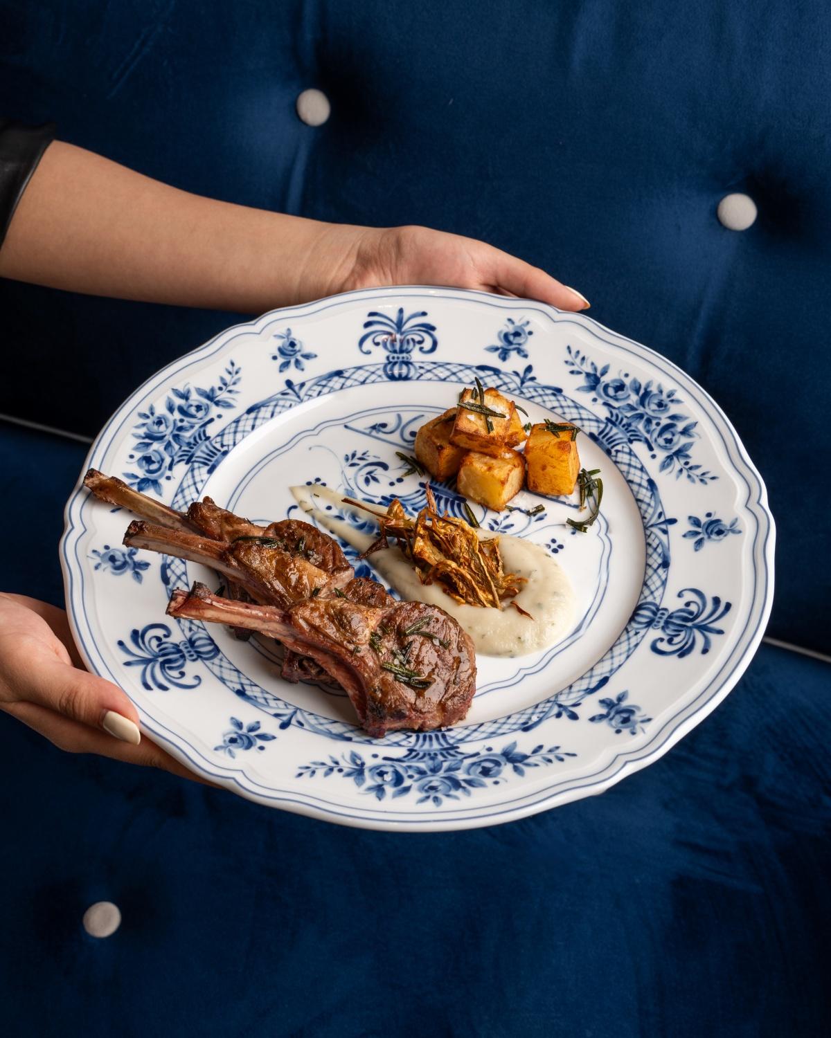 炭烤羊扒($398)外層烤至焦香,內裡仍嫩滑多汁。馬鈴薯採用三重方式製作,經過蒸煮、低溫油炸及高溫炸至金黃酥脆,配上雅枝竹薄荷醬。