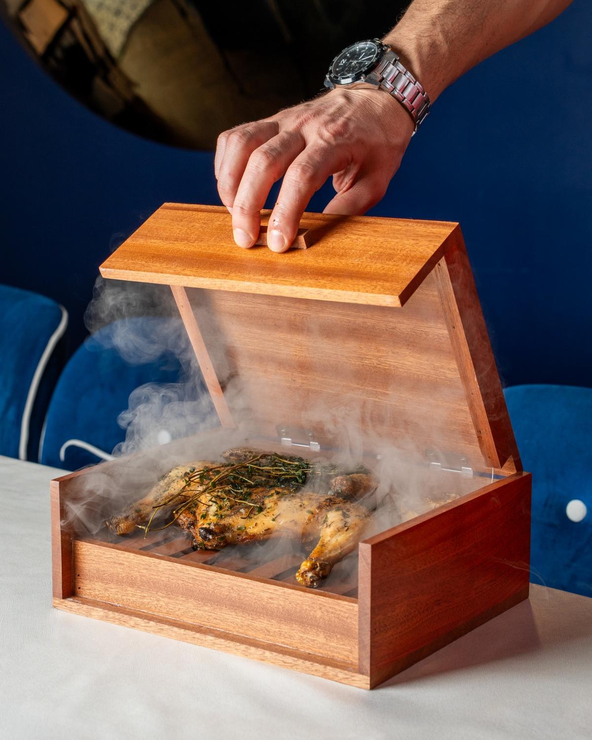 木盒香草煙熏春雞($298)烤春雞外皮金黃焦脆,肉質細嫩多汁,淋上清新的檸檬醬汁。上菜時置於木盒裡,以百里香、迷迭香與鼠尾草煙熏,提升香味。