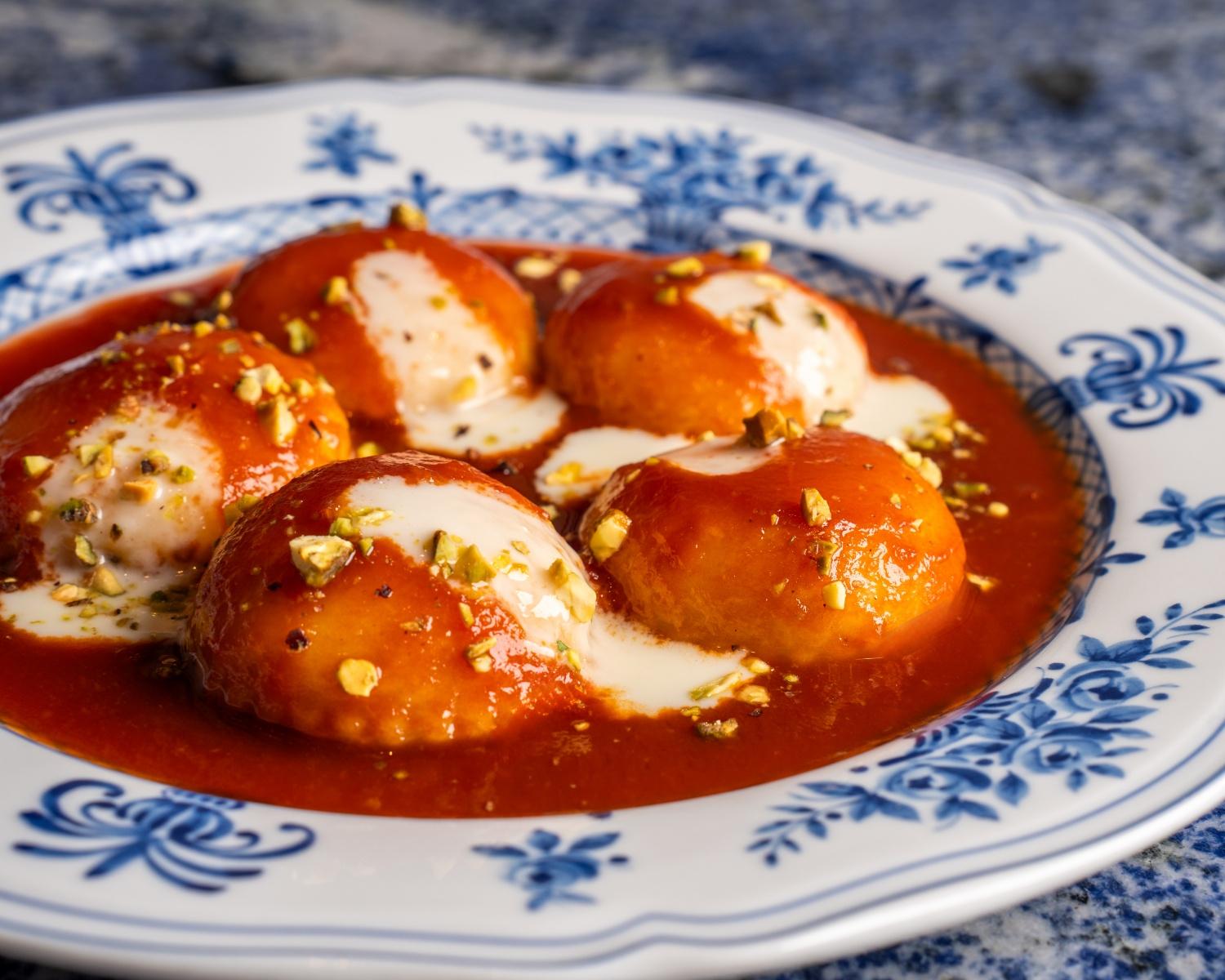 卡布里意大利雲吞 ($198)內餡為水牛芝士,淋上濃郁肉醬汁,由西西里豬肉香腸、豬肋骨、牛腱及番茄醬慢煮五小時而成,配上巴馬臣芝士醬及開心果仁碎。