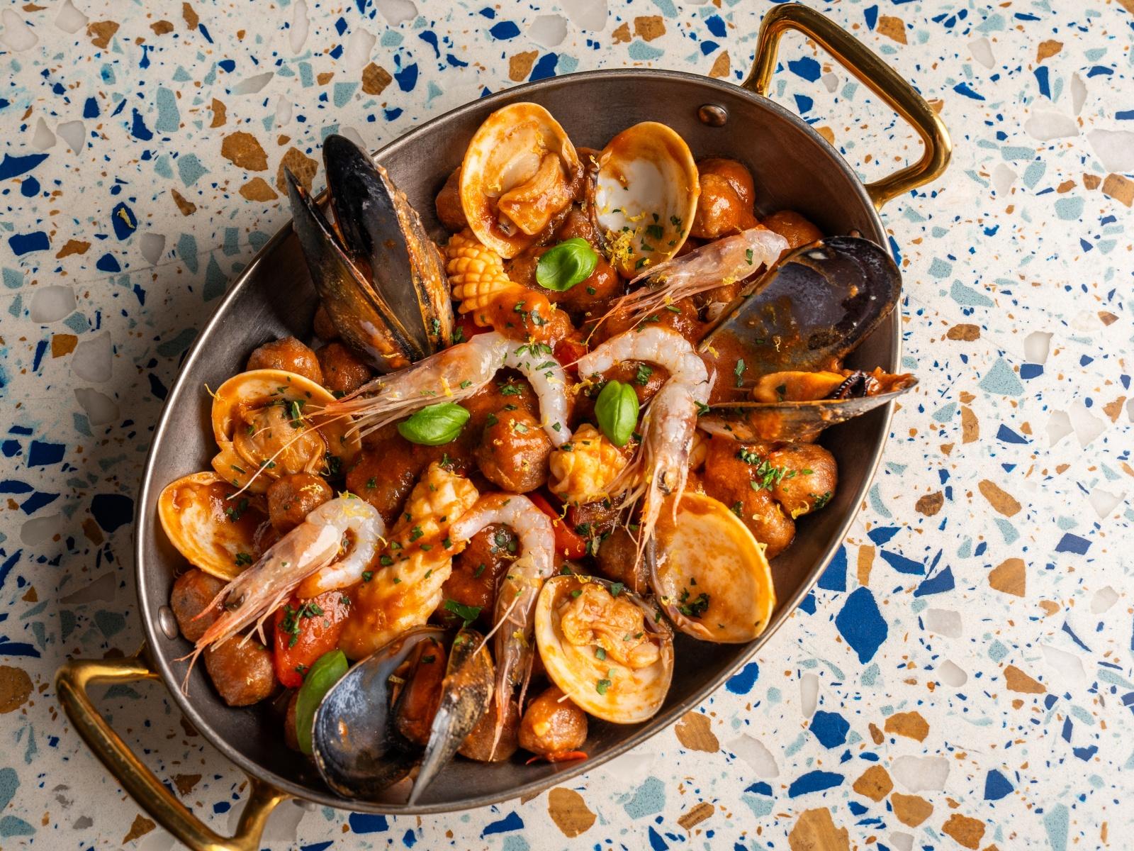 海鮮紫薯手工意式小丸子($228)以紫薯製作彈牙薯糰,帶有堅果香。搭配西西里粉紅蝦、魷魚、青口、蜆肉,加入濃郁的番茄甲殼類海鮮醬汁,配上新鮮羅勒,充滿海洋氣息。