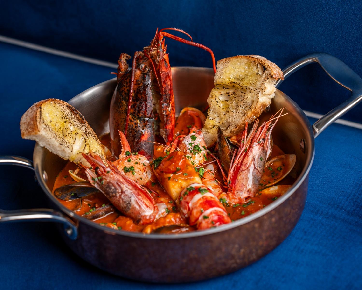 托斯卡尼燉海鮮 ($888)有鱈魚、西西里粉紅蝦、小龍蝦、魷魚、青口及蜆,以紅酒與番茄燉煮,適合三至四人分享,需提前48小時預訂。