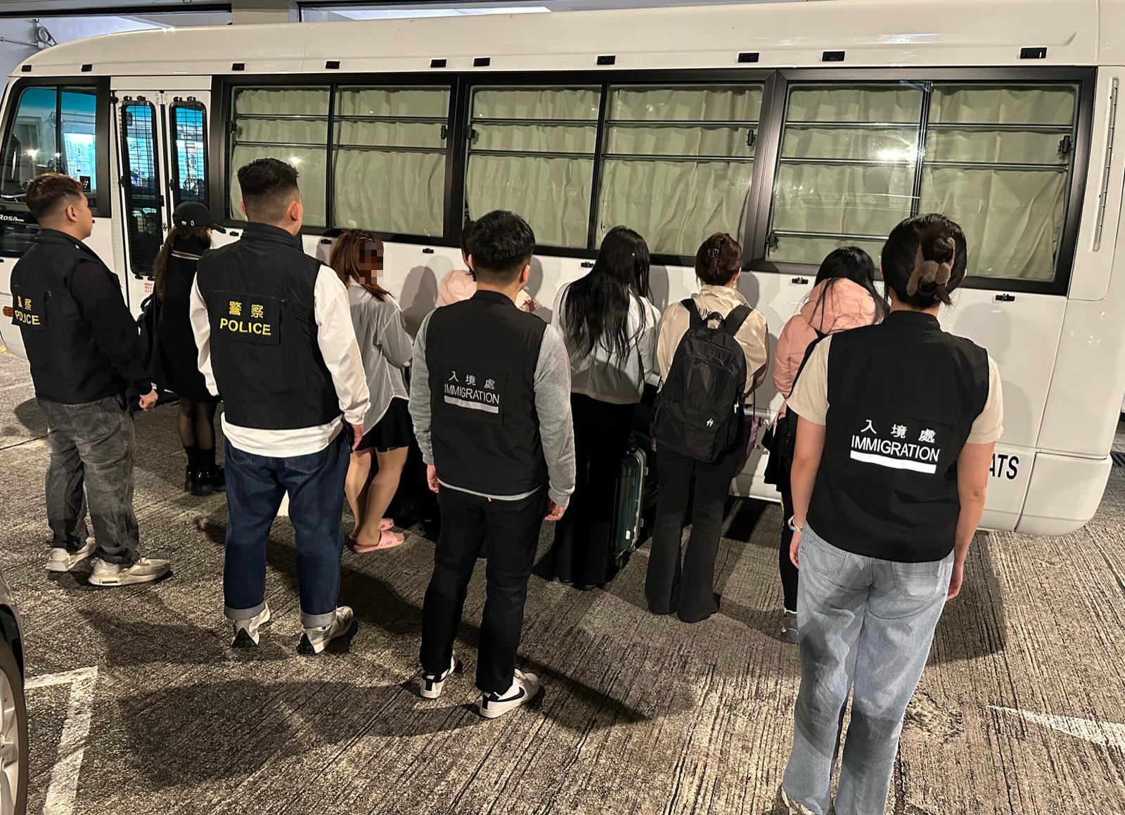 警方荃灣掃黃拘10內地女,年齡介乎36至56歲。(警方圖片)