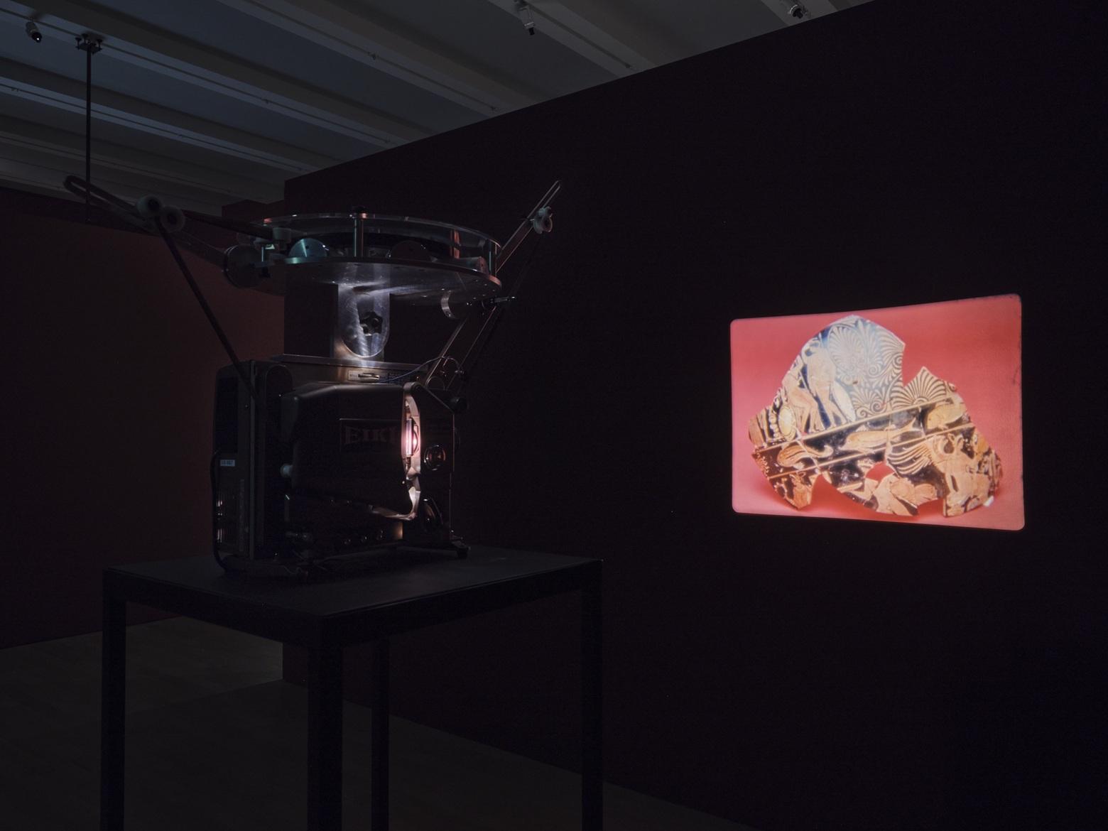 16 毫米菲林作品《擺拍片段》,片長10分鐘。