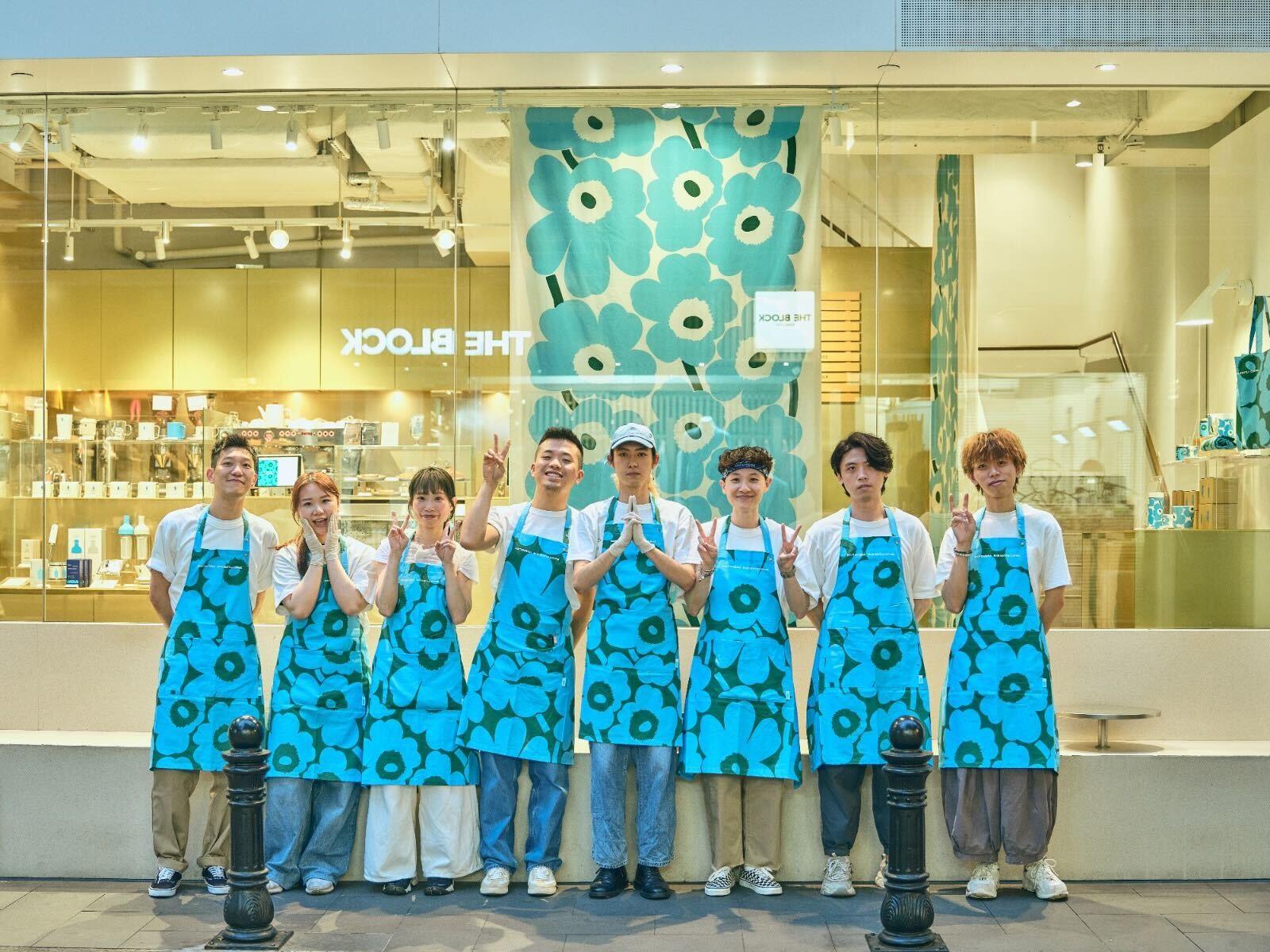咖啡店團隊穿上Marimekko X Blue Bottle Coffee圍裙,相當搶眼。