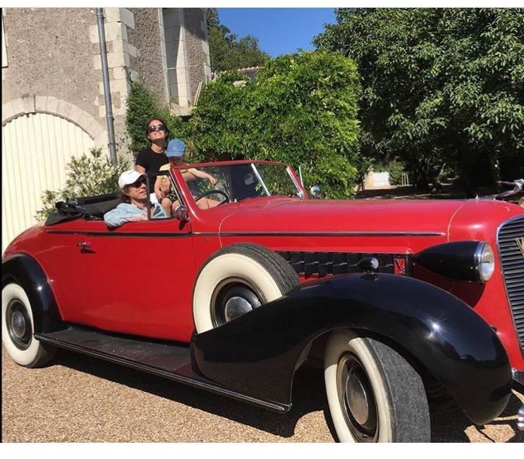 Mick Jagger一家三口乘古董車出遊。(網上圖片)
