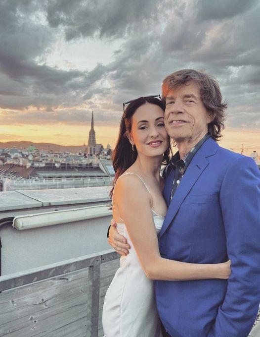 Mick與Melanie拍拖後一直恩愛。