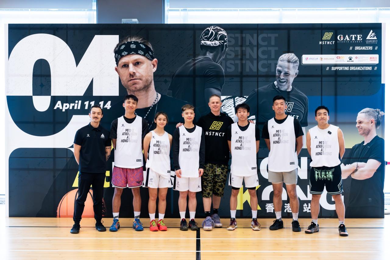 著名NBA運動表現教練艾堅遜訪港交流 ,他與LEAVESFIT創辦人葉子安及一眾特邀球手合照。