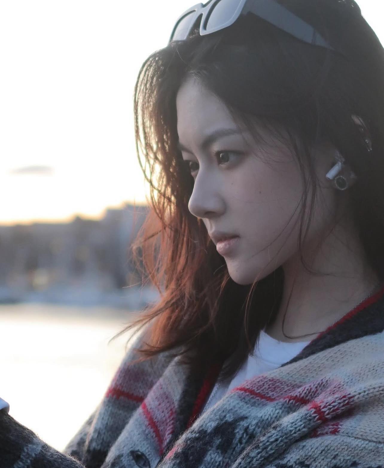 米拉氣質獨特,17歲已獲提名女新人。(米拉IG)