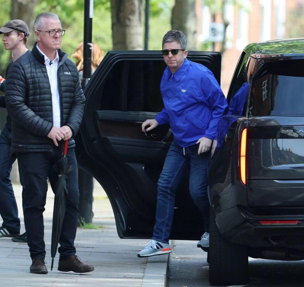 Noel Gallagher乘SUV房車抵達現場。