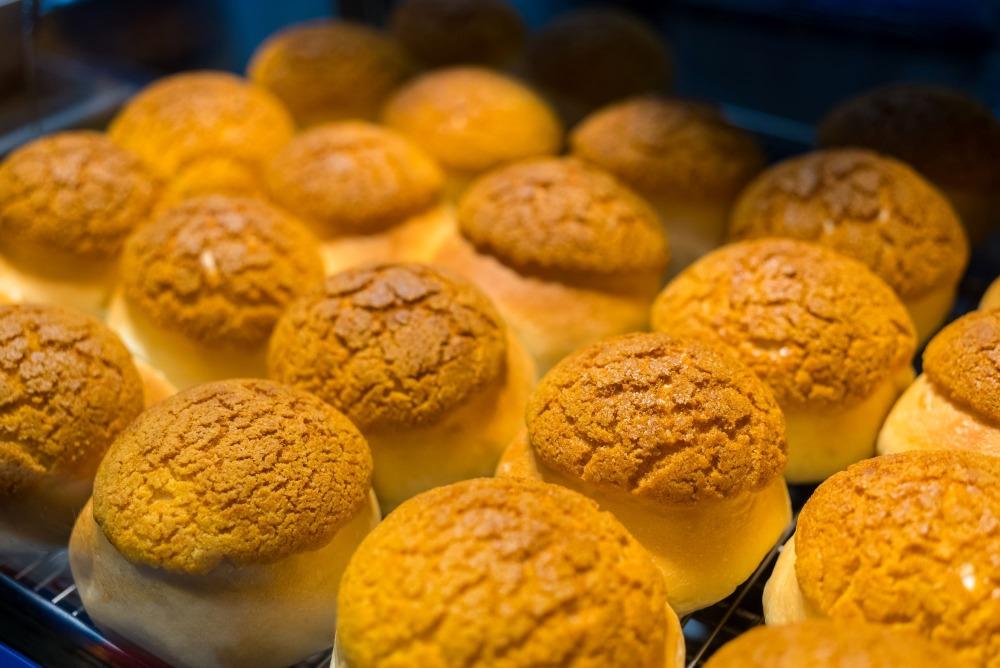 說到最名不副實的港式麵包,很多人第一時間想到菠蘿包。不過現時坊間已有一些餅屋為其「正名」,加入菠蘿果醬等夾心餡料來製作菠蘿包。(圖片來源:Shutterstock)