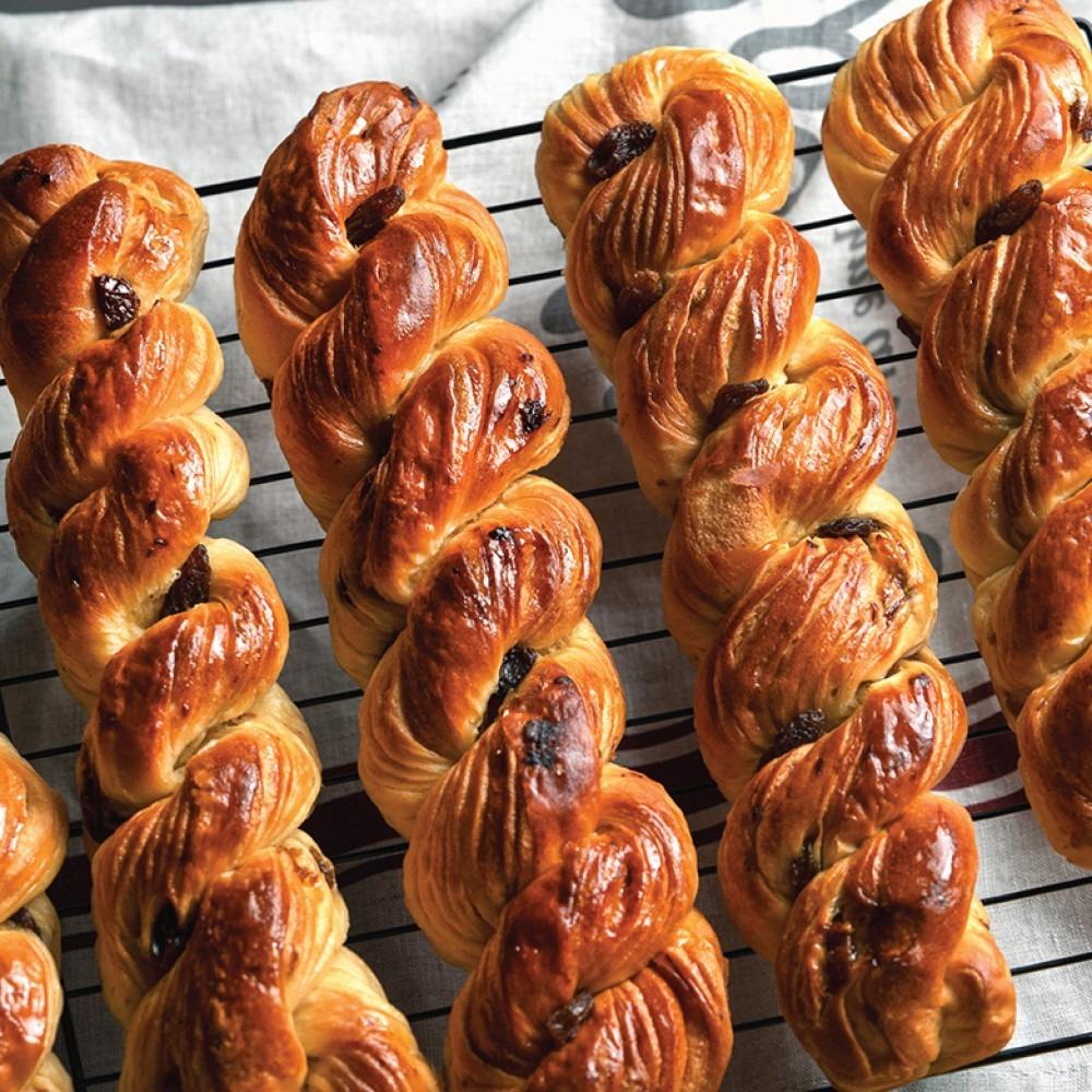 除了港式茶餐廳或麵包店出售、價錢大眾化的「平民版」麻花提子丹麥條,很多中高檔的餅店或餐廳,都有提供賣相精緻的丹麥酥皮甜點。(圖片來源:聖安娜餅屋)