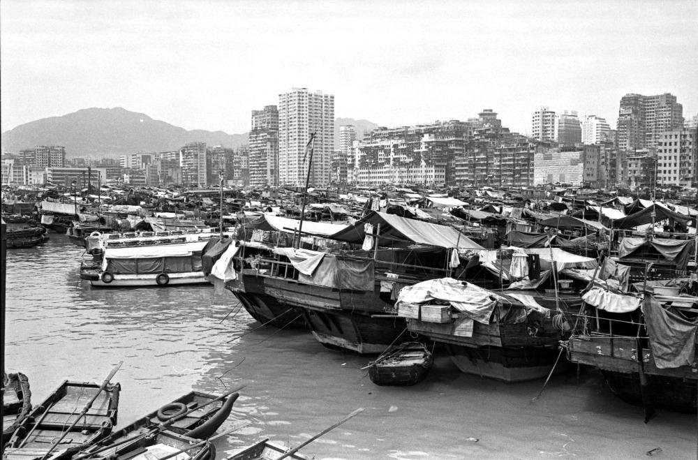 油麻地避風塘在高峰期曾有多達10萬人居住。1990年代,政府要展開西九龍基建工程,將油麻地避風塘漁民安置上公屋,原址被填平。圖片攝於1978年。(圖片來源:Getty)