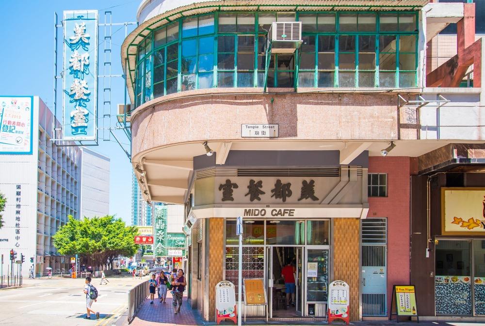 屹立油麻地廟街的美都餐廳在1950年開張,至今超過75年歷史,上世紀中不少油麻地避風塘的水上人在這裏舉行婚宴。這間建於轉角唐樓內的茶餐廳設有兩層,招牌菜為焗排骨飯。(圖片來源:Shutterstock)