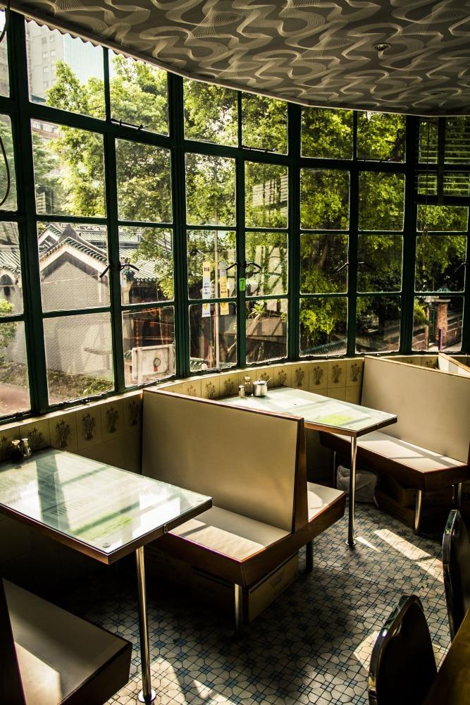 油麻地廟街美都餐室亦設有二樓雅座,食客能在卡位品嘗地道奶茶,眺望窗外風光。美都餐室懷舊的裝潢,吸引不少遊客慕名而來。圖片攝於2011年。(圖片來源:Shutterstock)