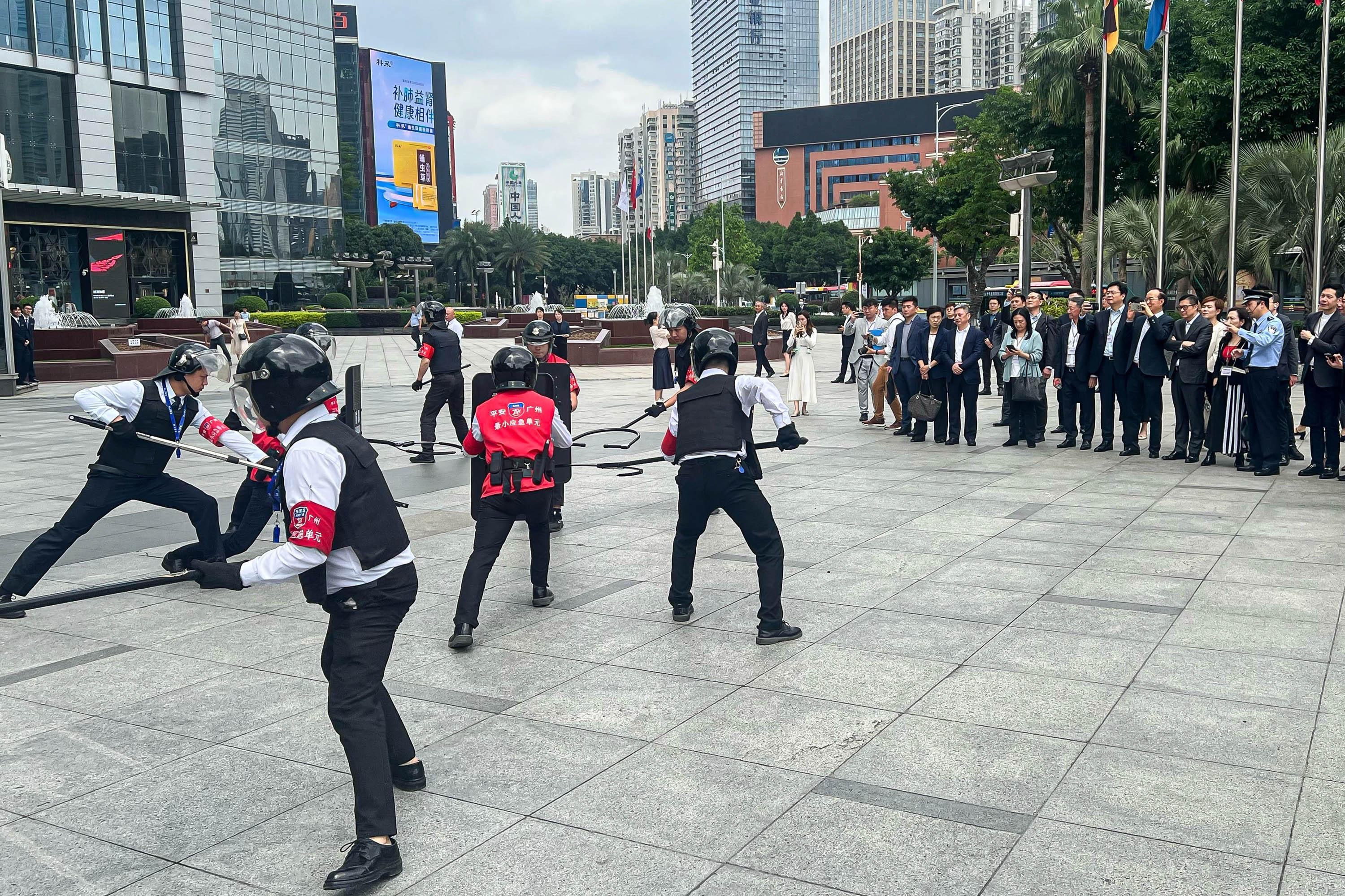 議員參觀廣州市天河區天河城商圈最小應急單元演練。(政府新聞處)