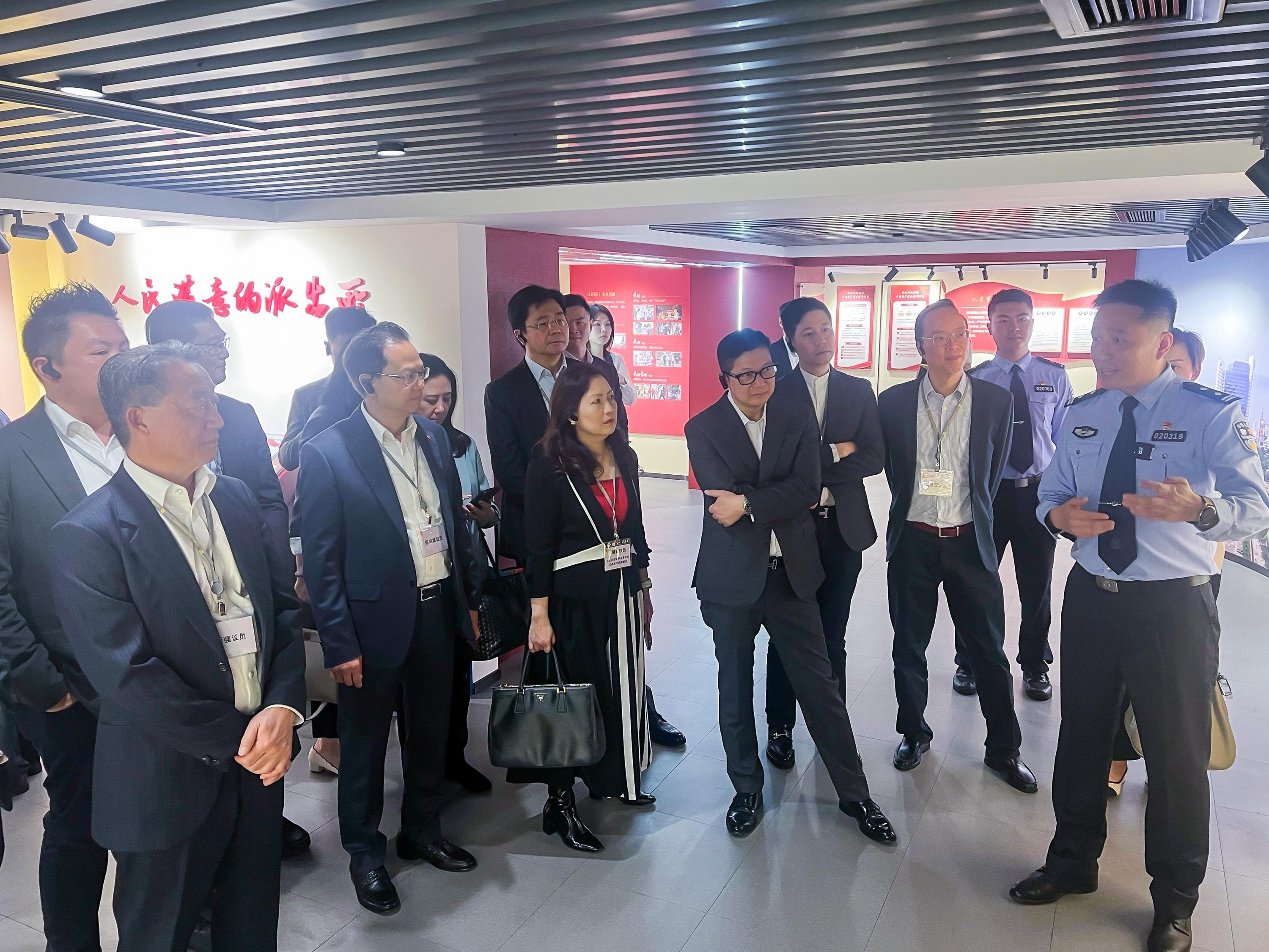 議員參觀廣州市公安局華樂派出所。(政府新聞處)