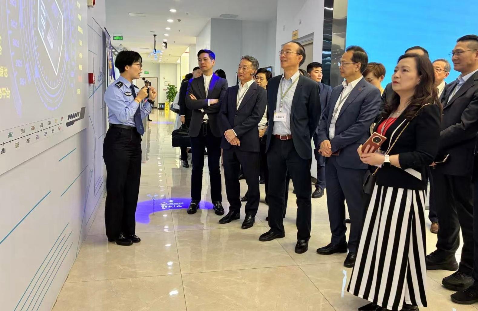 議員參觀廣州市公安局政務服務綜合大廳。(政府新聞處)