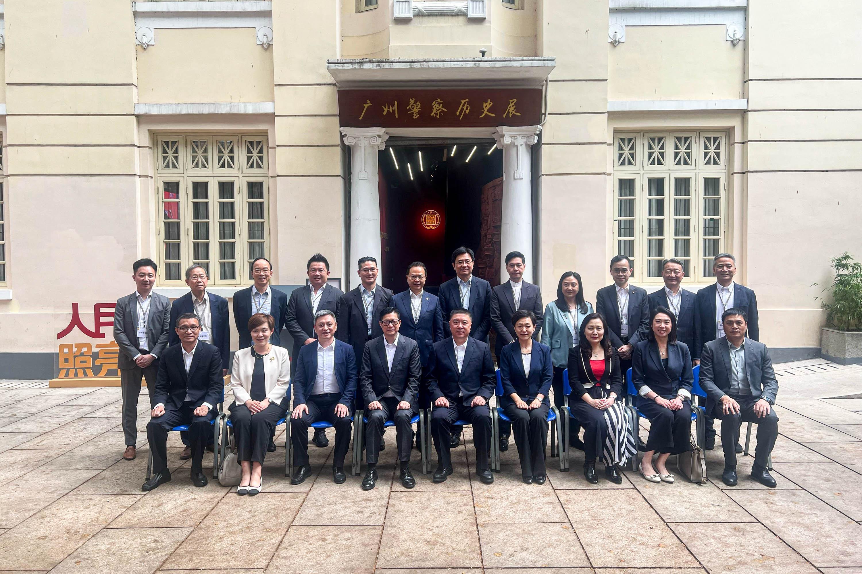 議員與政府當局代表在廣州市公安局警史館合照。(政府新聞處)