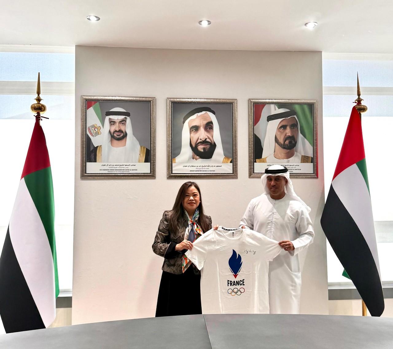 淑佩(左)早上與阿聯酋體育部長HE Ahmad Belhoul Al Falasi博士(右)進行了良好的交流和互動,並於會面後交換禮物。。(政府新聞處)