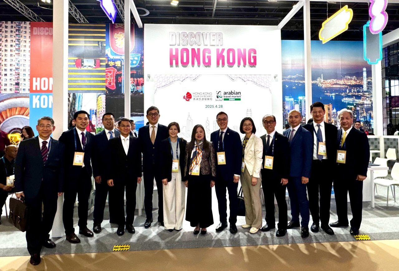 羅淑佩(中)、旅遊事務副專員朱瑞雯(右五)、香港駐杜拜經濟貿易辦事處處長陳尚文(左一)與由香港前來的香港業界代表在香港館合照。(政府新聞處)