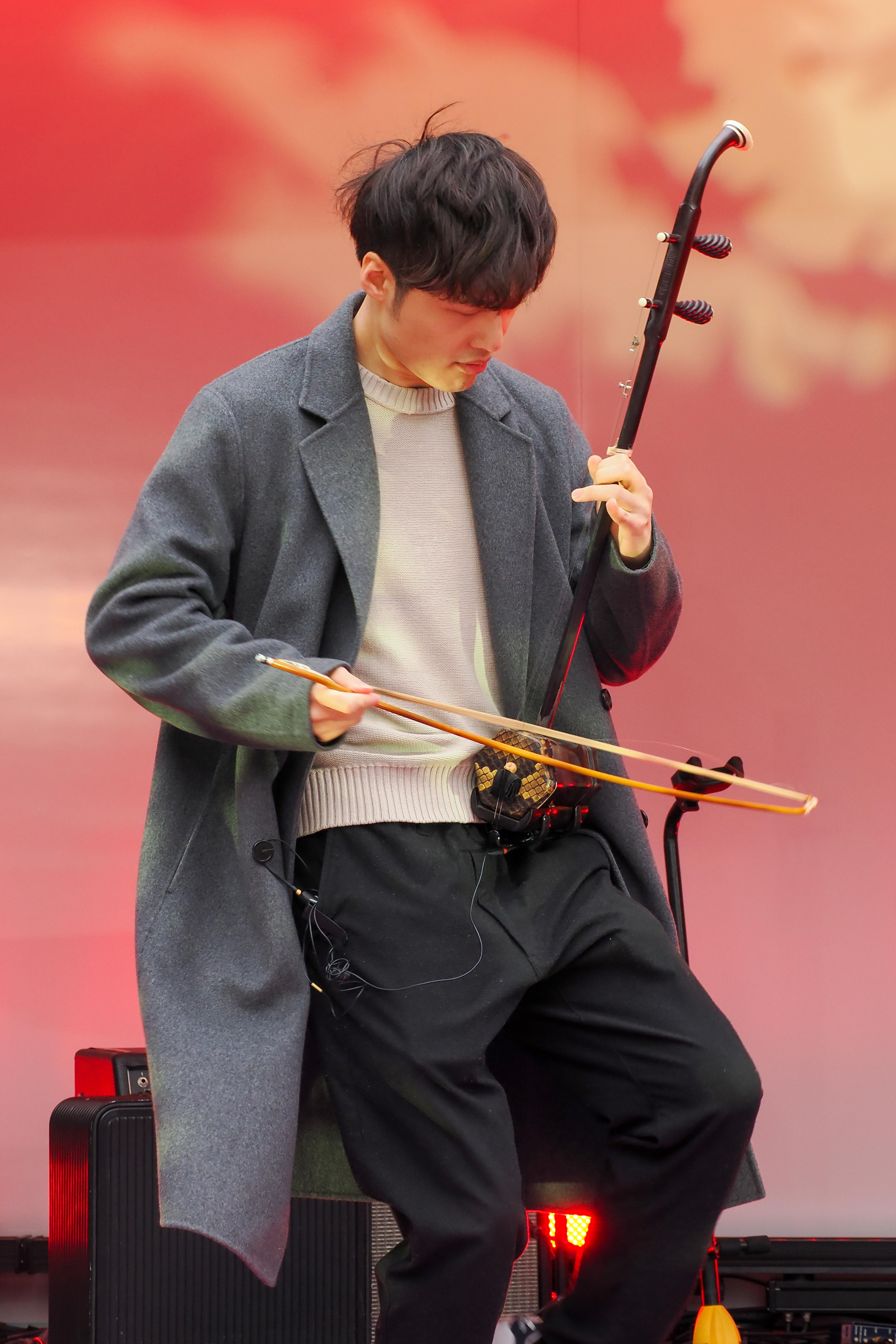 著名二胡演奏家朱芸編