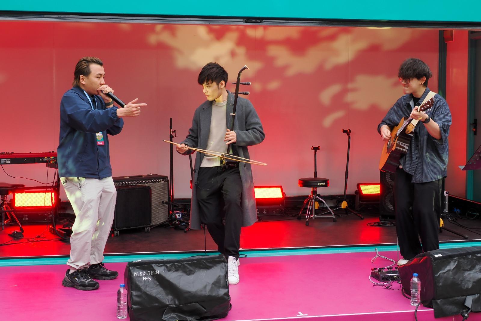 綵排令在星光大道的眾多遊人紛紛駐足觀賞。