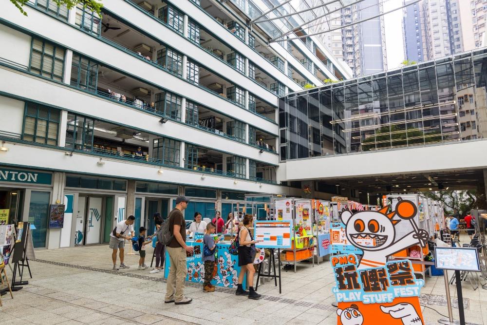延續貪玩使命的「PMQ玩嘢祭」,今年將於4月18日至21日復活節假期在元創方地面廣場舉行,主題「玩具便利店」,30個本地及首爾、新加坡、深圳和澳門等地玩具品牌及單位參與。圖為2024年「PMQ玩嘢祭」。(圖片來源:Shutterstock)